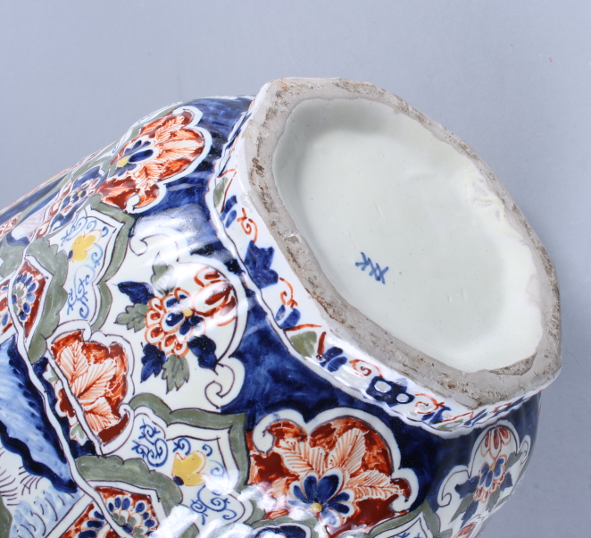 A faience jar and cover with chinoiserie decoration and lion finial, said to be from the estate of - Image 6 of 6