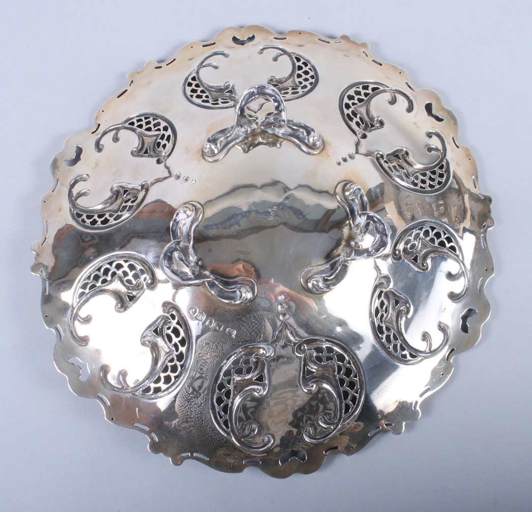 A Victorian silver fruit bowl with pierced and engraved decoration, on three scroll feet, 17.5oz - Image 3 of 5