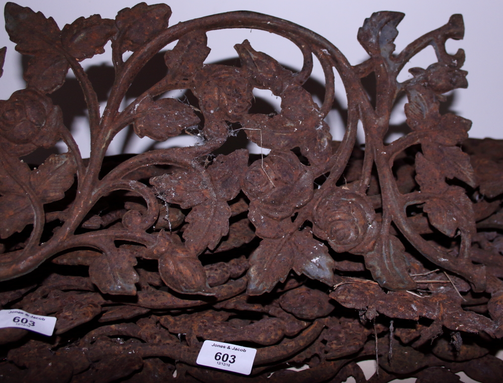 A set of six cast iron floral scroll work table end panels, 28" high - Bild 2 aus 2