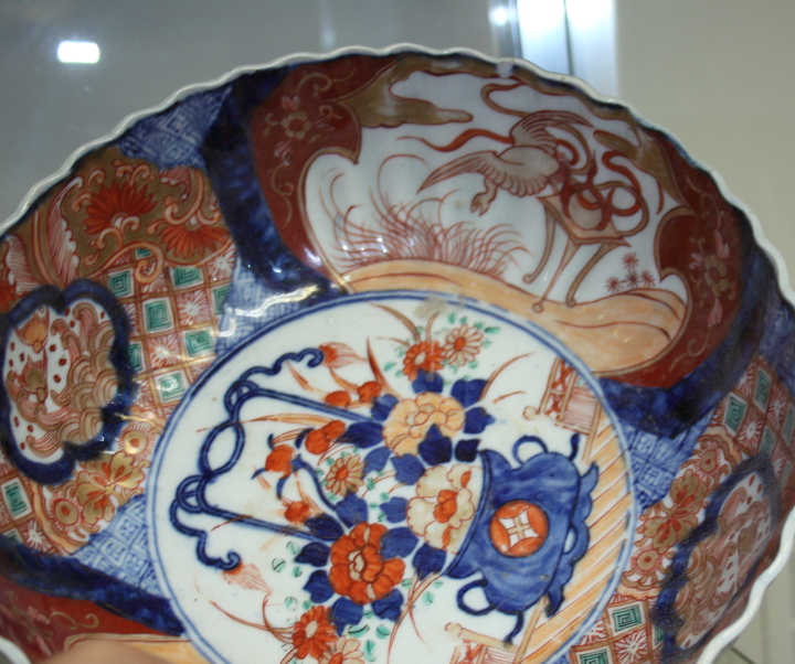 A Japanese Imari bowl, 10" wide, three Chinese ginger jars with prunus decoration, and a Chinese - Image 6 of 7