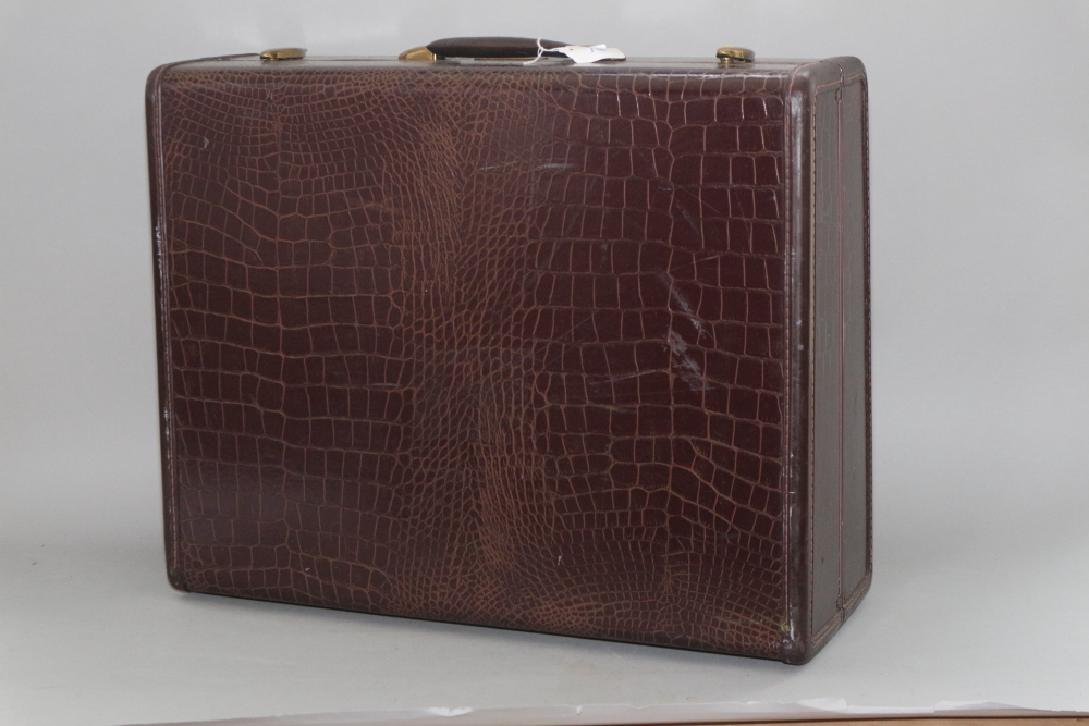 A Samsonite mock crocodile vanity case and a matching suitcase - Bild 2 aus 2