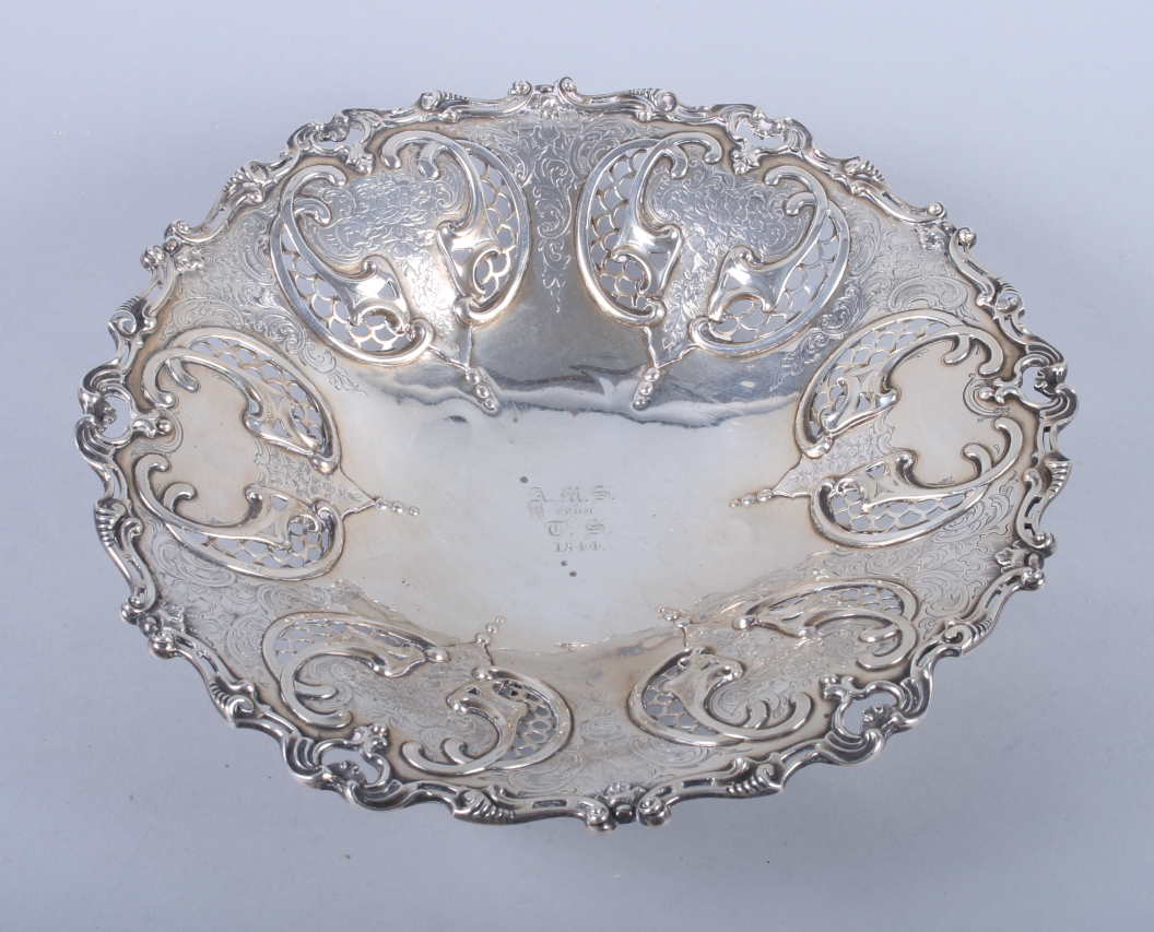 A Victorian silver fruit bowl with pierced and engraved decoration, on three scroll feet, 17.5oz