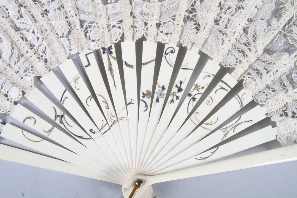 A J Duvelleroy early 20th century cream lace fan with bone sticks and bone guards" long, in original - Image 3 of 5