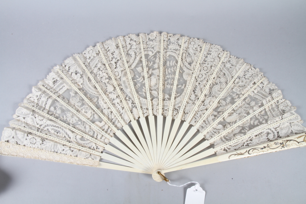 A J Duvelleroy early 20th century cream lace fan with bone sticks and bone guards" long, in original - Image 5 of 5