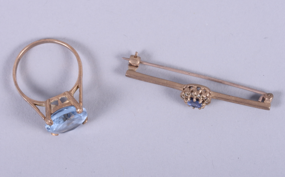 A 9ct gold ring set aquamarine coloured stone, size K, and a similar bar brooch - Image 2 of 4