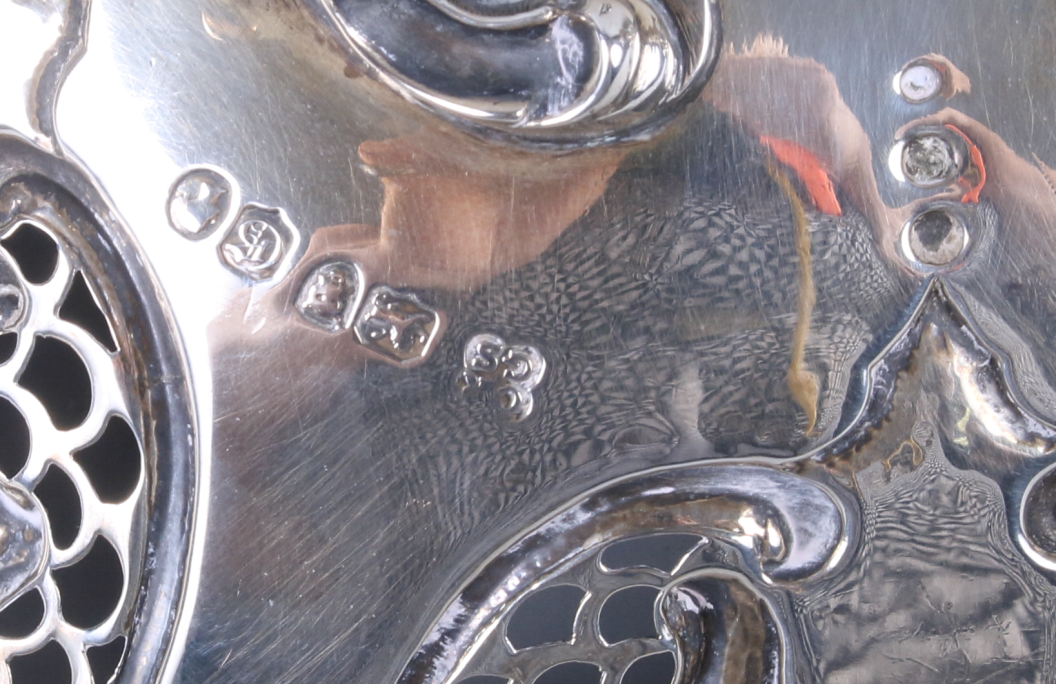 A Victorian silver fruit bowl with pierced and engraved decoration, on three scroll feet, 17.5oz - Image 4 of 5