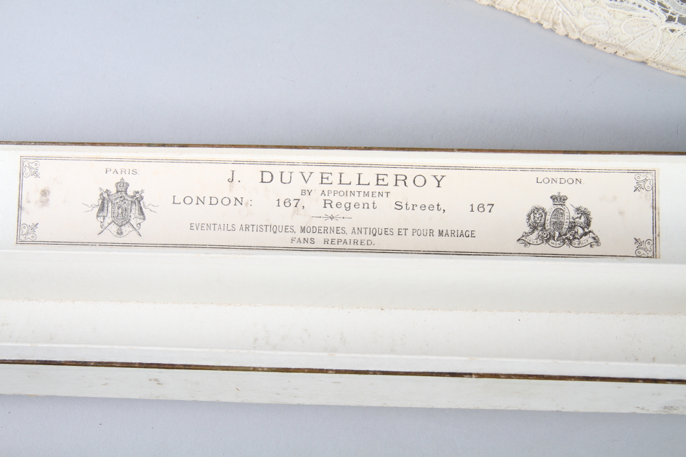 A J Duvelleroy early 20th century cream lace fan with bone sticks and bone guards" long, in original - Image 4 of 5