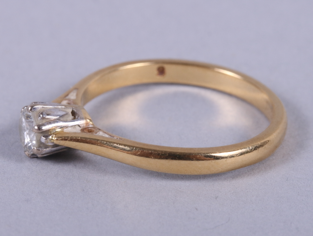 An 18ct gold ring set solitaire diamond, size K, 2.6g - Image 3 of 4