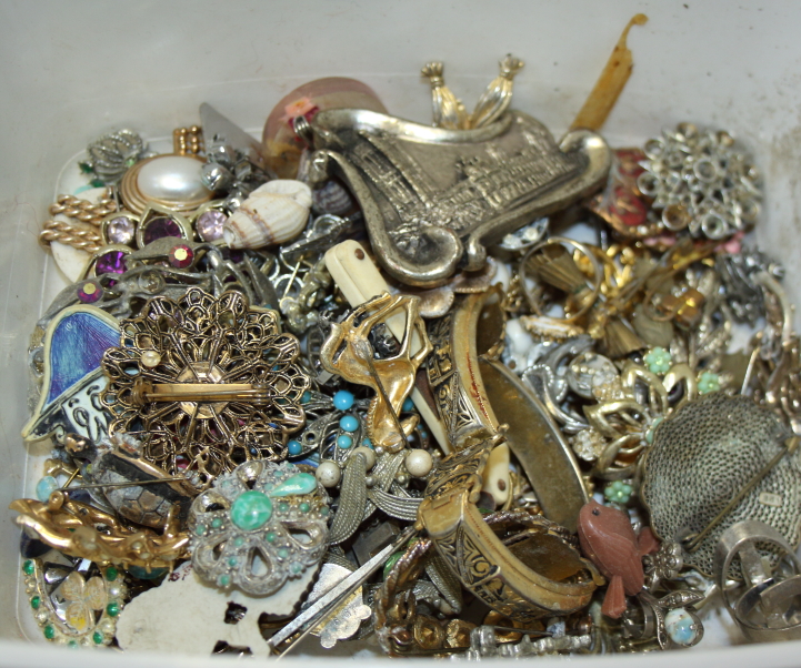 A collection of costume jewellery, including brooches, bracelets, etc, together with a bead ornament - Image 3 of 3