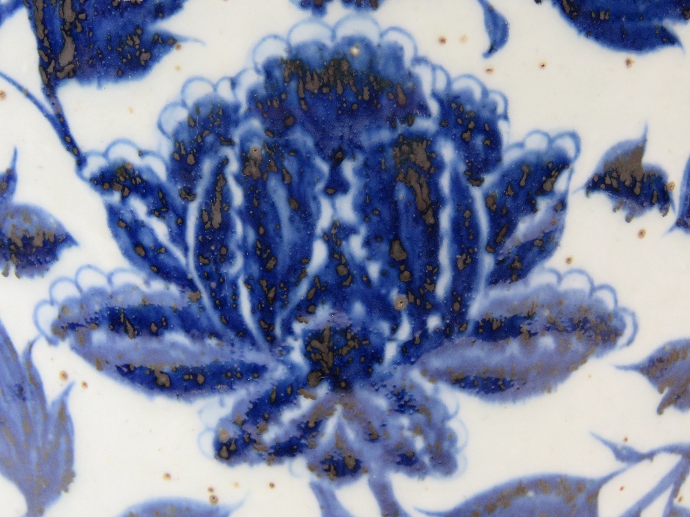 A c18th century blue and white shoulder - Image 3 of 4