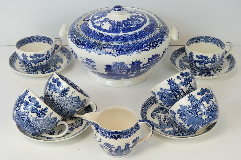 A Victoria blue willow pattern tureen co