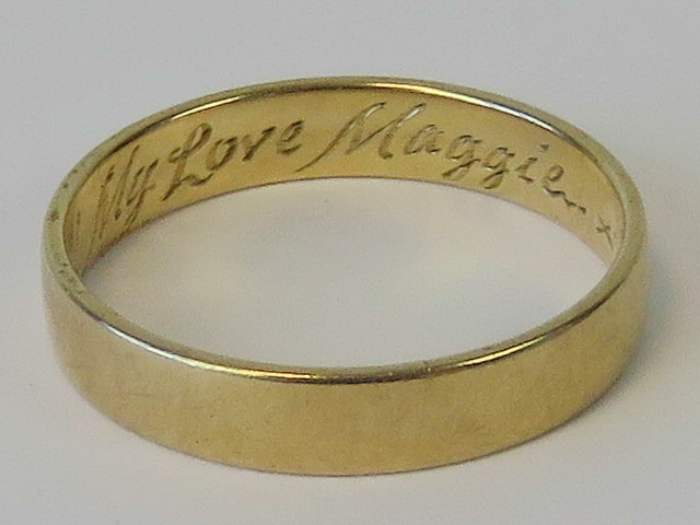 A 9ct yellow gold ring, marked 375, 2.