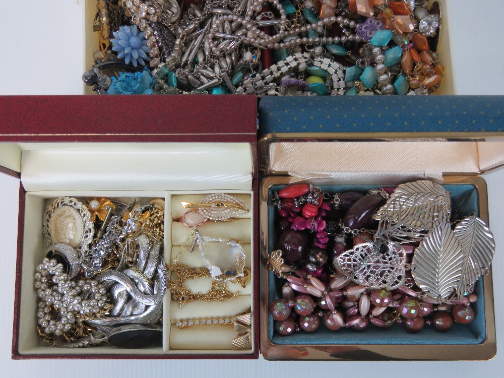 A large quantity of assorted costume jewellery within three vintage jewellery boxes. - Image 3 of 3