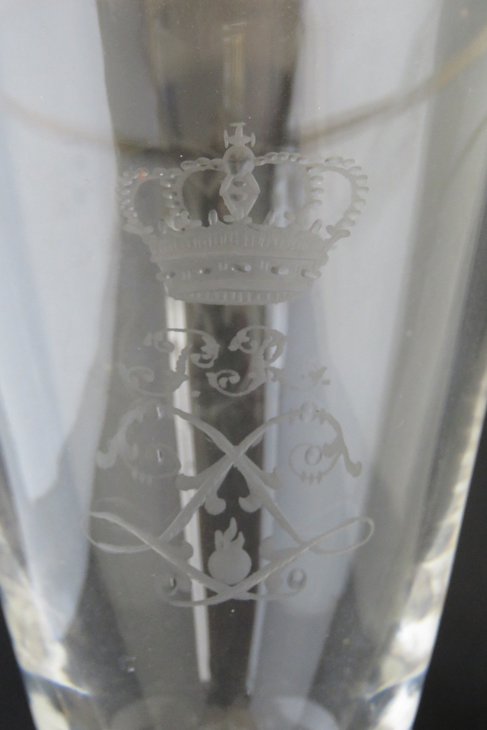 A large Imperial German conical glass wine goblet with etched regimental decoration and gilt rim - Image 2 of 3