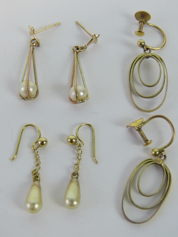 A pair of 9ct gold graduated oval drop earrings, 1.5g.