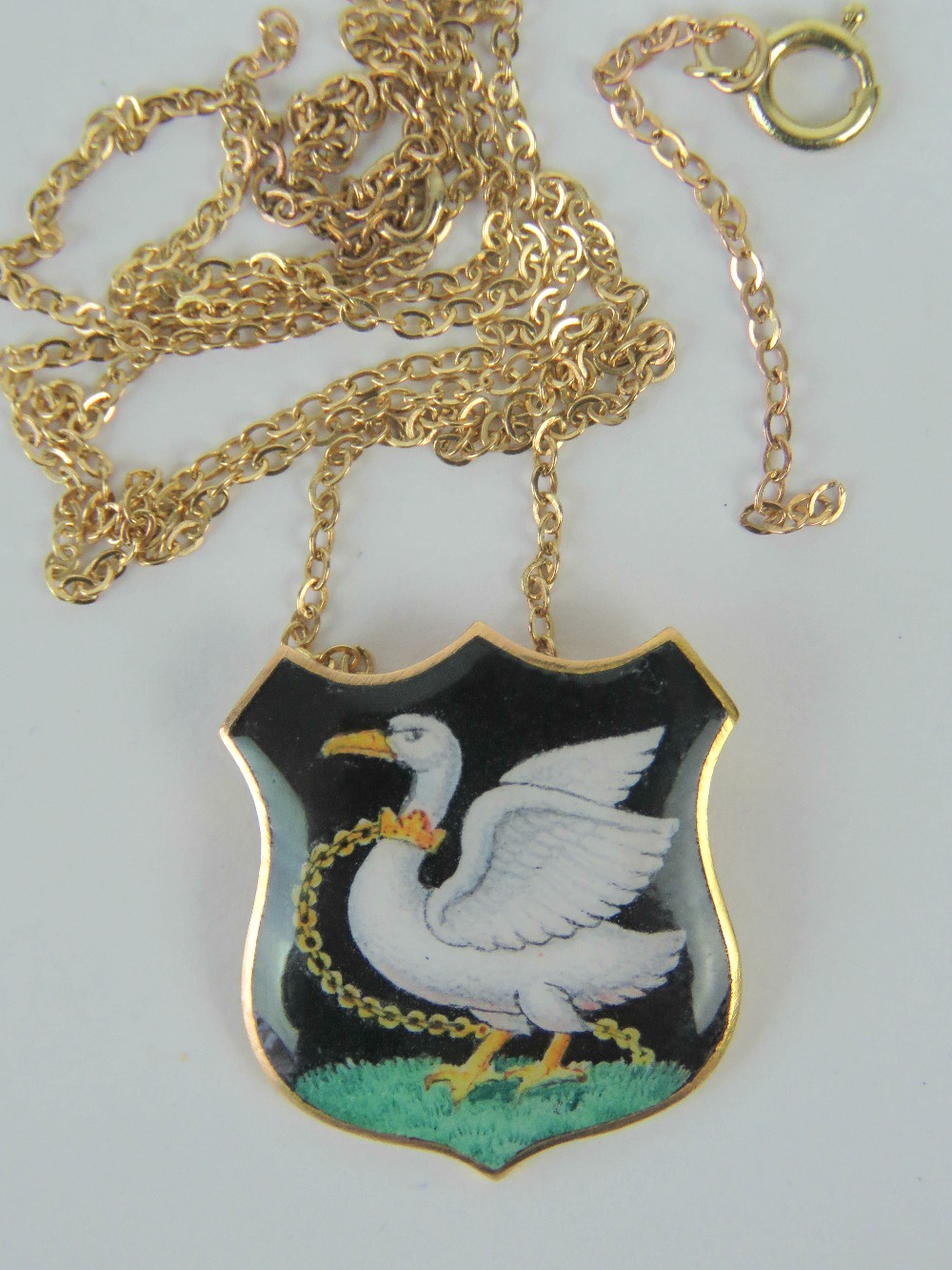 A 9ct gold enamelled pendant 'Buckinghamshire Swan' motif, fine link chain a/f, hallmarked 375, 3.