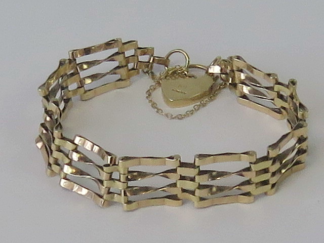 A 9ct gold four bar gate link bracelet with heart padlock clasp, hallmarked 375, 10.4g.