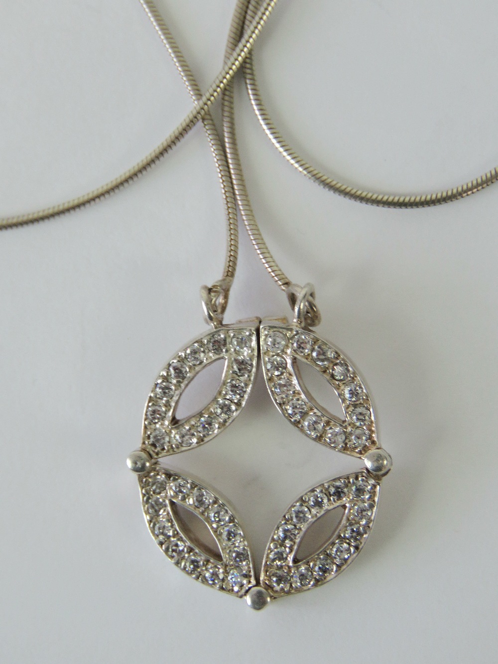 An unusual metamorphic silver necklace,