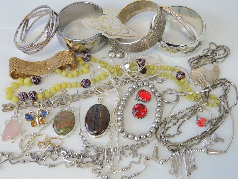 A quantity of assorted costume jewellery