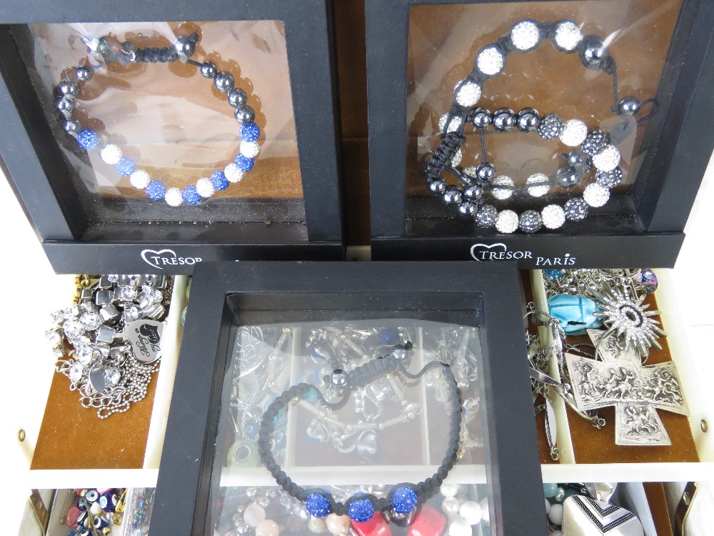 A quantity of assorted jewellery including some items marked 925, Swarovski, glass beads, rings, - Image 3 of 4