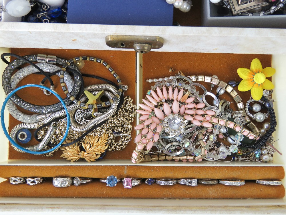 A quantity of assorted jewellery including some items marked 925, Swarovski, glass beads, rings, - Image 2 of 4