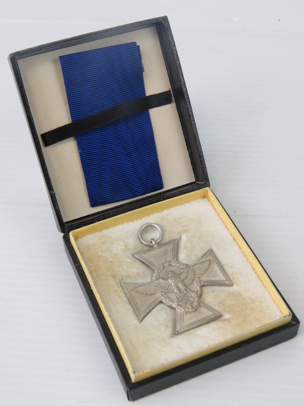 A WWII German Police medal with ribbon and presentation case. - Image 4 of 4