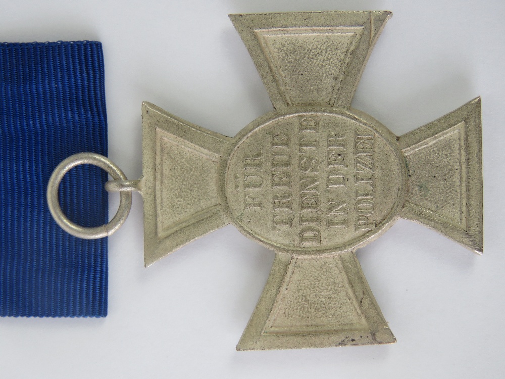 A WWII German Police medal with ribbon and presentation case. - Image 2 of 4