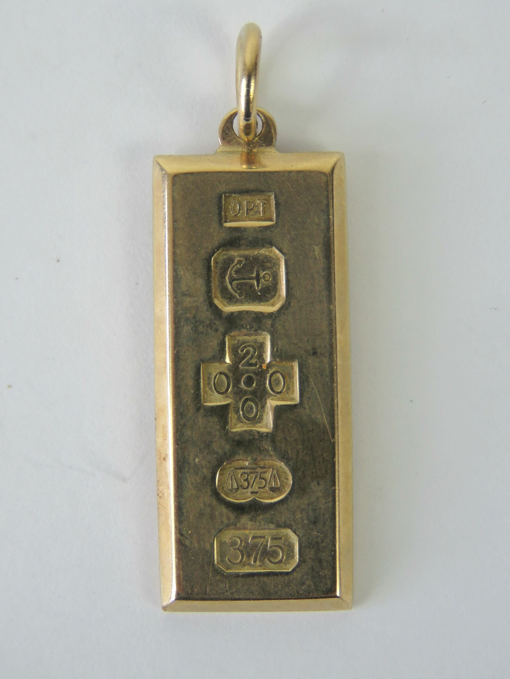 A 9ct gold ingot pendant hallmarked Birmingham 2000, 4cm in length, 10.8g.