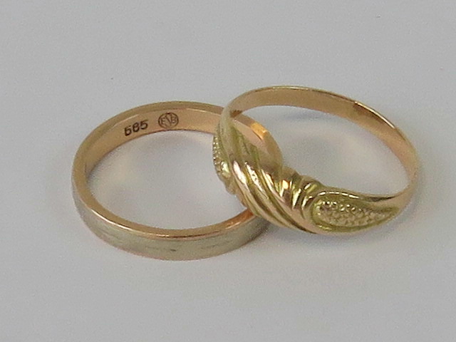 A 14ct white and rose gold ring, stamped 585, and a 14ct yellow gold carved head graduated band,