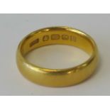 A 22ct gold ring, hallmarked Birmingham, size L-M, 6.8g.