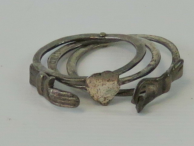 An unusual ring comprising three hinged - Image 2 of 3