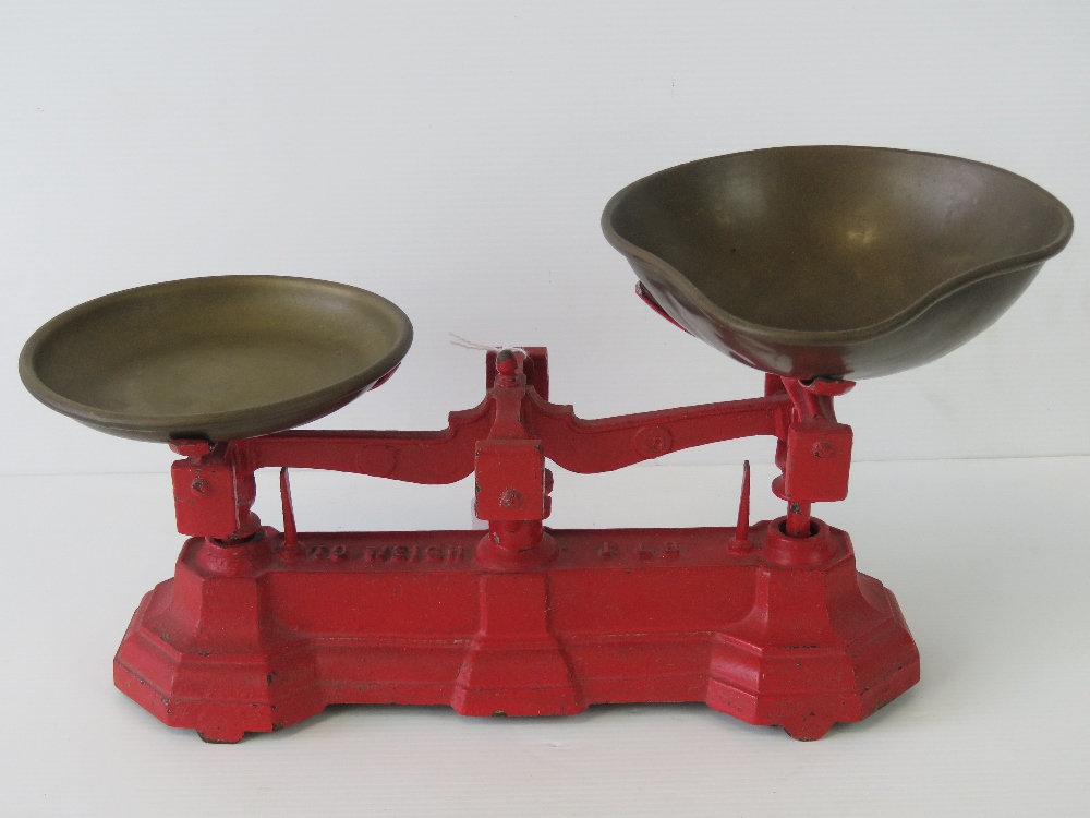 A vintage set of weighing scales complet