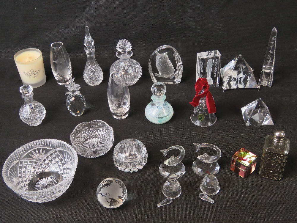 A quantity of assorted contemporary deco