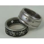 A large heavy silver mens ring set with