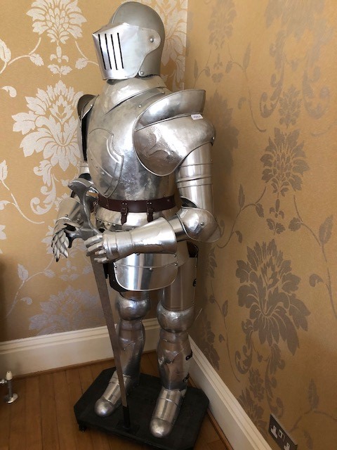An impressive life-size freestanding rep - Image 2 of 2
