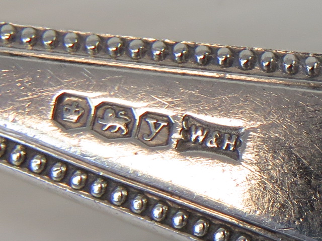 A pair of silver sugar tongs bearing partial hallmark (lion passant with makers mark for John James - Image 2 of 4