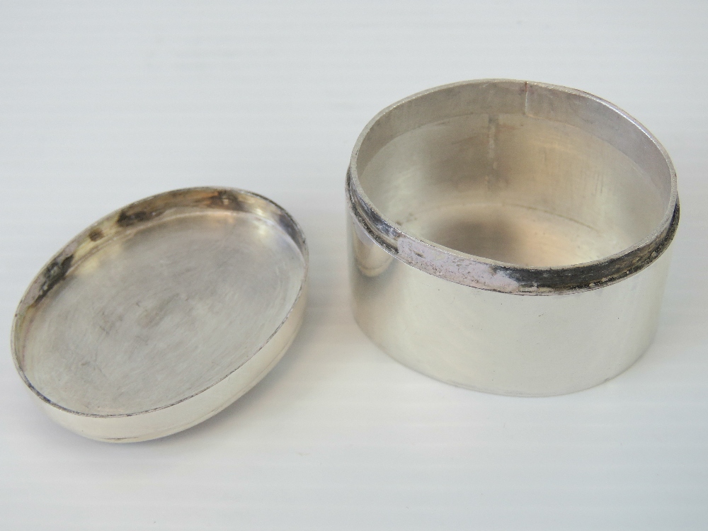 A delightful HM silver pill box having oval banded agate cabachon to the lid, - Image 3 of 3