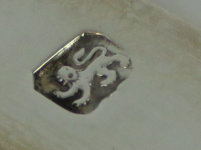 A pair of silver sugar tongs bearing partial hallmark (lion passant with makers mark for John James - Image 4 of 4