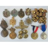 A quantity of assorted British WWI and WWII military cap badges and buttons.