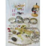 A quantity of costume jewellery includin