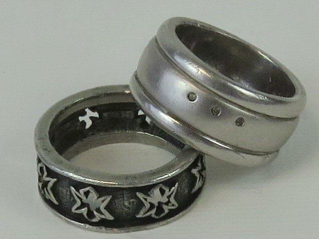 A large heavy silver mens ring set with