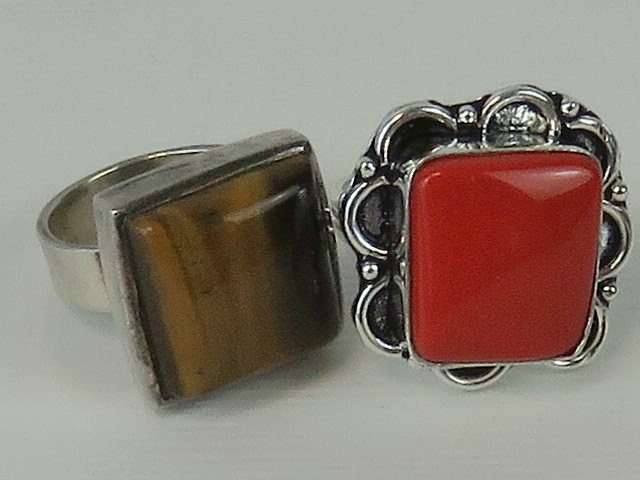 A 925 silver ring set with square tigers