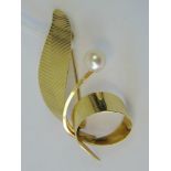 A 9ct gold and pearl brooch of abstract foliate design, hallmarked 375, total weight 3.7g.