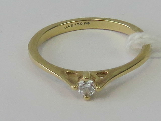 An 18ct gold and platinum solitaire diamond ring, round brilliant cut diamond (approx 2.