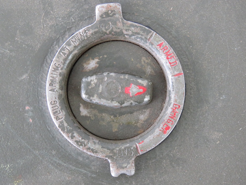 An inert US M153 A1 anti-tank mine in tr - Image 4 of 6