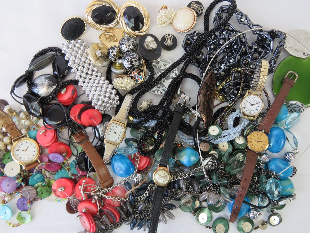 A quantity of assorted costume jewellery