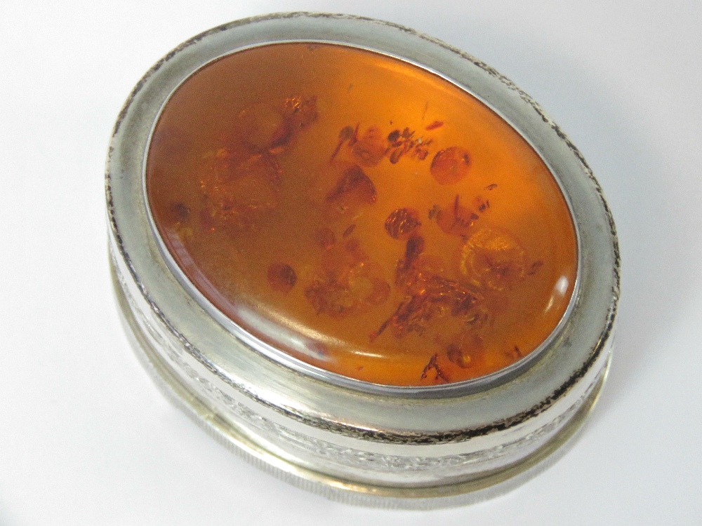 A HM silver trinket box having large oval Baltic amber cabachon to lid and raised floral bouquet - Image 2 of 3