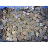 A large quantity of assorted half penny copper coins. Approx 7.65kg.