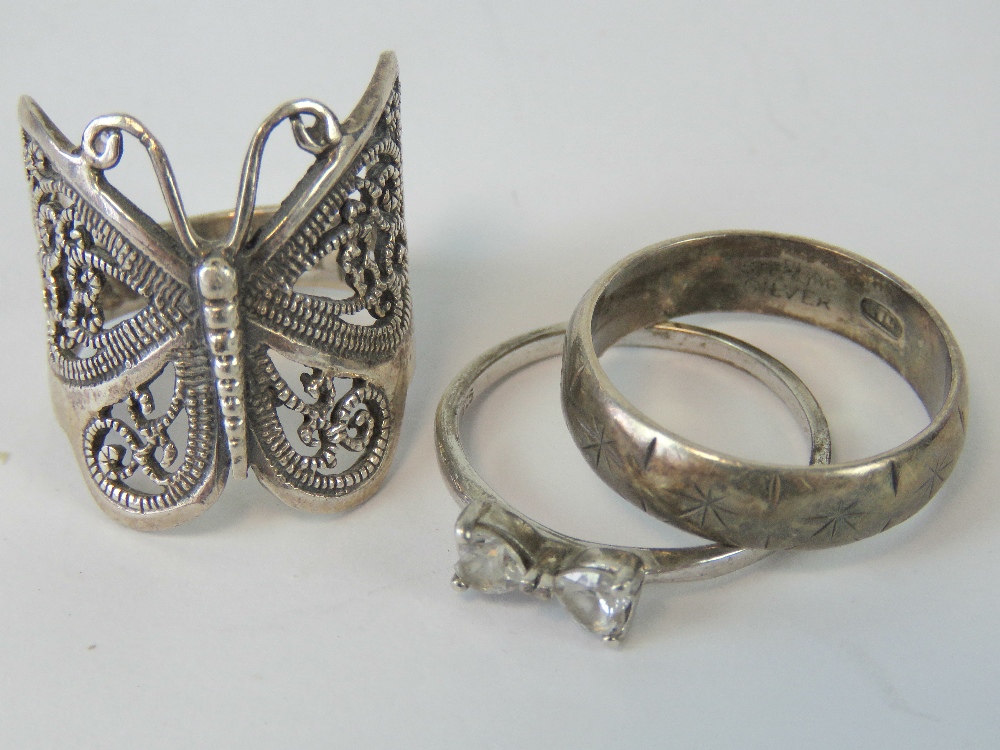 A 925 silver ring having white stones in the form of a bow size P,