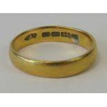 A 22ct gold band size V-W, 22ct hallmark, 6.5g.